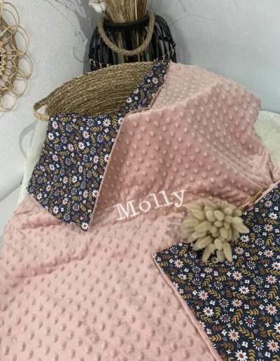 Couverture enfant personnalisée brodée prénom, tissu minky rose poudré et coton fleuri, création artisanale française Créatiph’n.