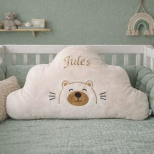 Coussin nuage bébé personnalisé avec ourson brodé, décoration douce pour chambre de bébé