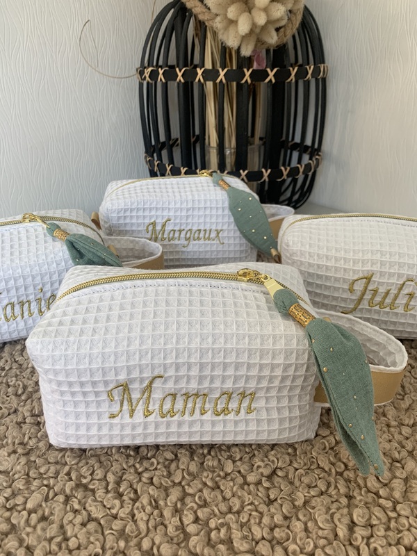 Trousse femme personnalisée brodée avec le mot Maman, en tissu nid d’abeille blanc, idéale comme cadeau femme fait main par Créatiph’n.