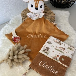 Coffret naissance personnalisé comprenant un doudou biche brodé et un protège carnet de santé assorti, prénom Charline, création artisanale faite main par Créatiph’n.