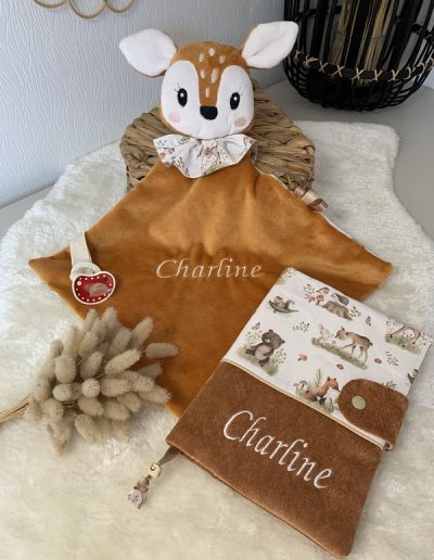 Coffret naissance personnalisé comprenant un doudou biche brodé et un protège carnet de santé assorti, prénom Charline, création artisanale faite main par Créatiph’n.