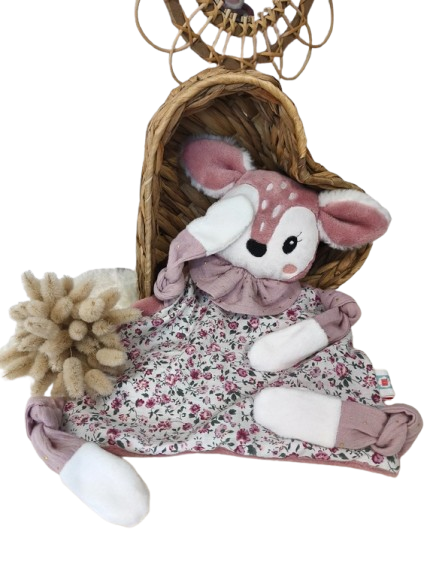 creatiphn doudou biche rose personnalise broderie vue ambiance.jpg removebg preview