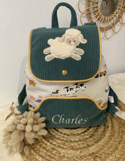 Sac à dos enfant personnalisé fait main vert avec motif mouton brodé et prénom Charles