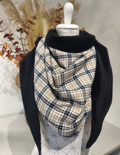 Écharpe XXL femme à carreaux noir et beige, accessoire hiver fait main Créatiph’n