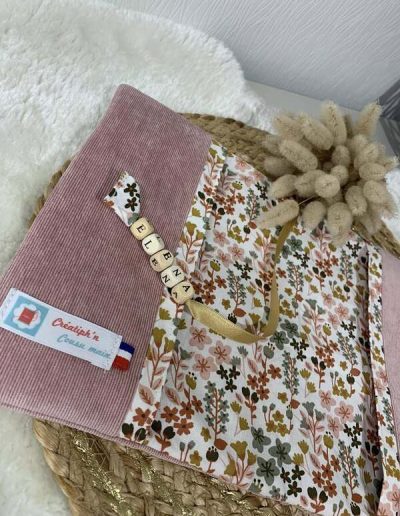 Détail protège carnet de santé personnalisé fait main avec étiquette Créatiph’n et marque-page