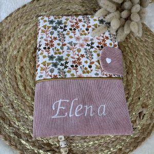Protège carnet de santé personnalisé brodé prénom Elena en velours rose et tissu fleuri