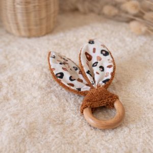 Anneau de dentition bébé avec oreilles de lapin motif léopard terracotta et anneau en bois naturel, création artisanale Créatiph'n