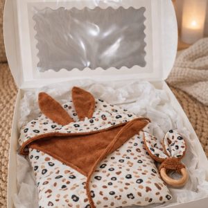 Coffret cadeau bébé avec cape de bain oreilles de lapin motif léopard camel et anneau de dentition assorti création artisanale Créatiph'n