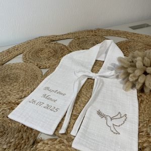 Écharpe de baptême bébé en gaze de coton blanche personnalisée avec prénom et date, broderie colombe, création artisanale Créatiph'n.