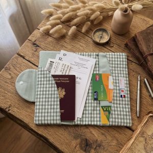 Protège documents famille en tissu vichy vert avec rangements intérieurs pour passeport carte vitale et papiers administratifs création artisanale Créatiph'n